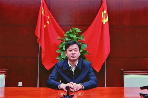桌子前的人&#xA;&#xA;低可信度描述已自动生成